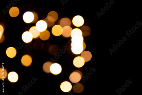 Festlicher Hintergrund mit goldenem Bokeh und schöner Unschärfe von weihnachtlicher Beleuchtung als leuchtender Hintergrund für Einladungskarten und Party-Festlichkeiten