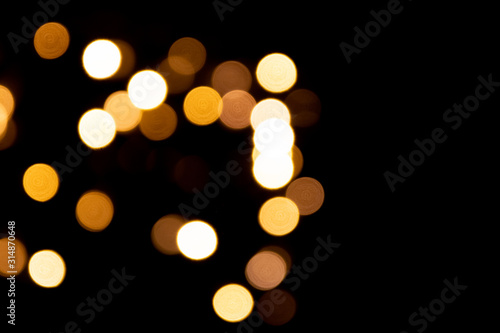 Festlicher Hintergrund mit goldenem Bokeh und schöner Unschärfe von weihnachtlicher Beleuchtung als leuchtender Hintergrund für Einladungskarten und Party-Festlichkeiten