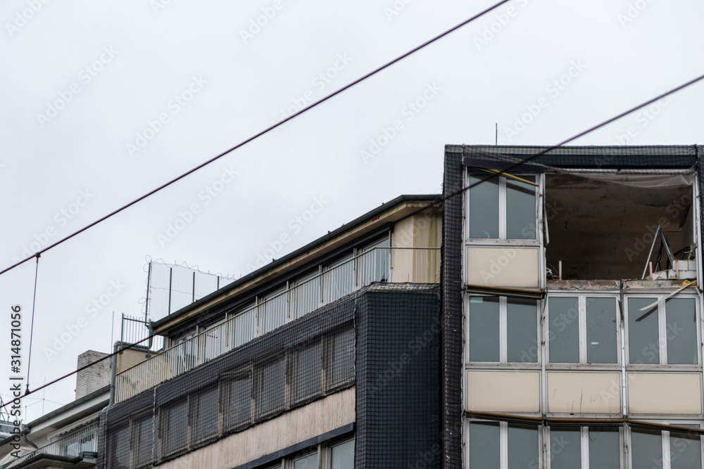 Nach einem Erdbeben eingestürztes Gebäude ist zerstört und wird mit Abrissbagger abgerissen und durch neue Architektur ersetzt zur Stadtentwicklung und Gestaltung Nach einem Erdbeben eingestürztes Gebäude ist zerstört und wird mit Abrissbagger abgerissen und durch neue Architektur ersetzt zur Stadtentwicklung und Gestaltung