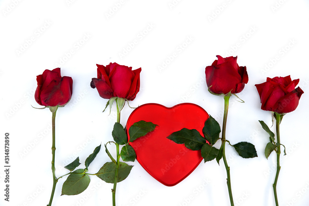Obraz premium bouquet red roses with heart isolated on white background