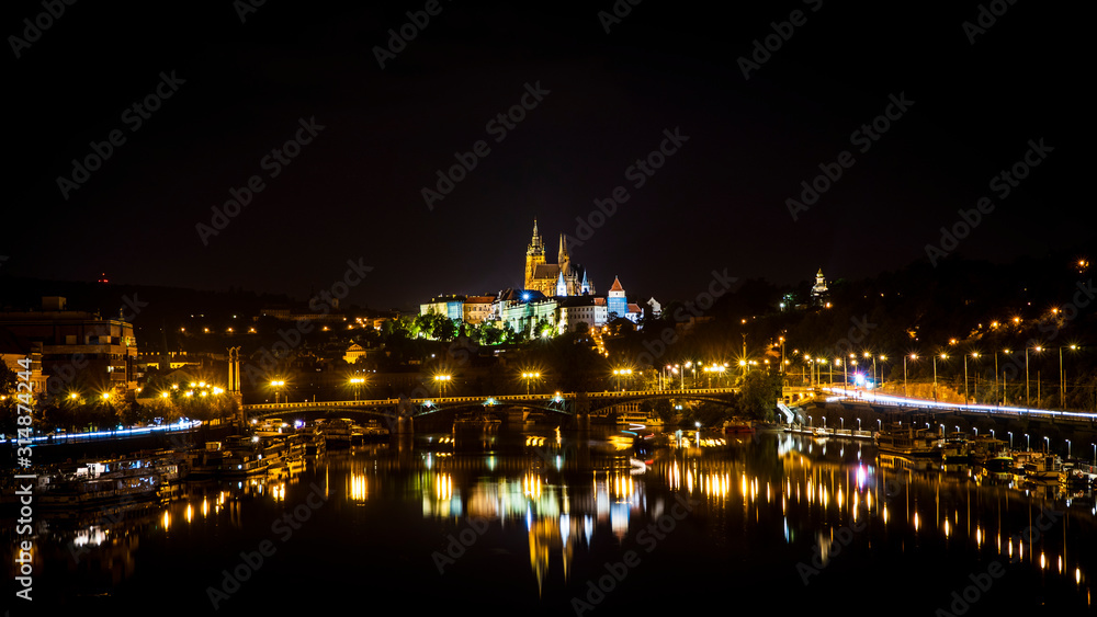 Prager Schloss vor der Moldau bei Nacht
