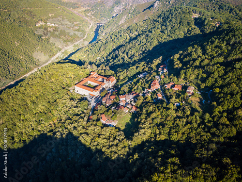 Fotografie Santo Estevo de Ribas de Sil Monastery on a clear day