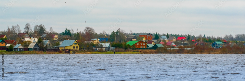 Obraz premium country houses on a bank of Volhov river in Volhov, Russia