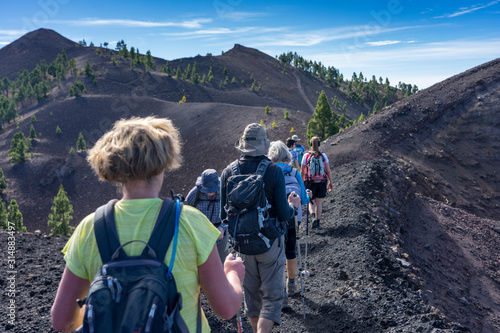 Obraz na płótnie La Palma: Wanderung auf der Ruta de los Volcanes - Wandergruppe im vulkanischen