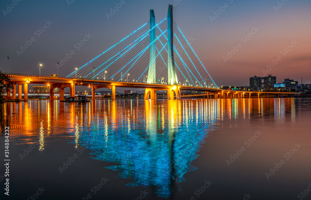 Obraz premium Night view of Hesheng bridge, Huizhou, China