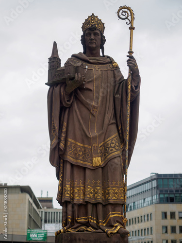 Obraz na płótnie The historic Bischof Ansgar statue in Hamburg w salonie