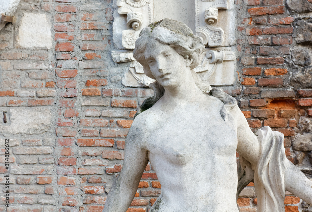 Obraz premium Statue of a Teen Girl Among Old Ruins