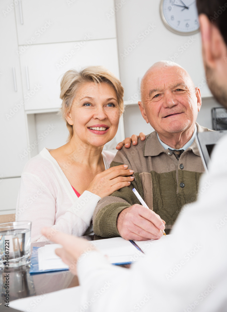 Obraz premium Old man and woman in social department