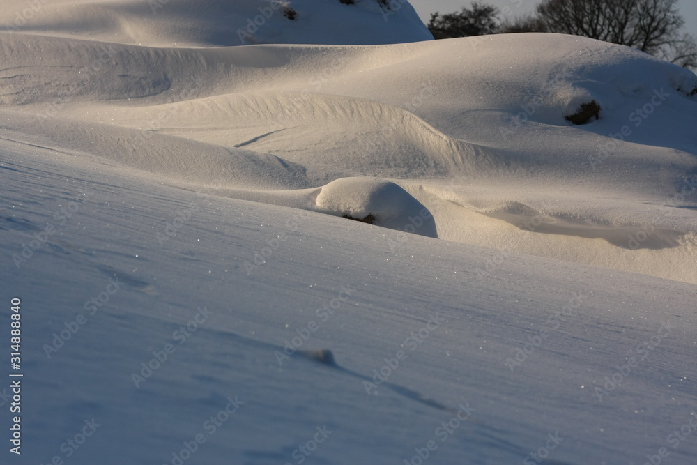 Schneebedeckte Winterlandschaft durch starke Schneefälle in Winterparadies und Wintersportgebiet verzaubert für Skifahren, Snowboarden und Skilanglauf als Wintersport und Winterurlaub Schneebedeckte Winterlandschaft durch starke Schneefälle in Winterparadies und Wintersportgebiet verzaubert für Skifahren, Snowboarden und Skilanglauf als Wintersport und Winterurlaub