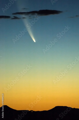 Comet McNaught on 19 January 2007 at sunset in Bloemfontein © dpreezg