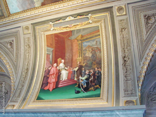 Φωτογραφία The divine power and grandeur of papal authority is embodied in the murals of the walls and ceilings of the papal palaces