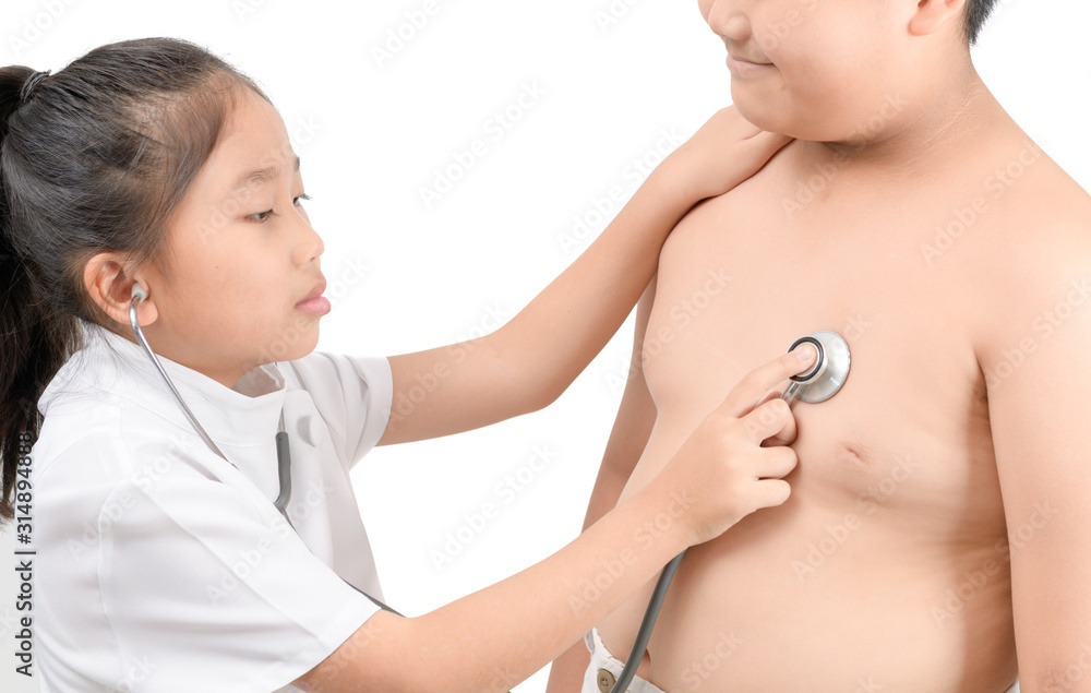 © kwanchaichaiudom - Little doctor check heart by stethoscope to obese boy © kwanchaichaiudom - Little doctor check heart by stethoscope to obese boy