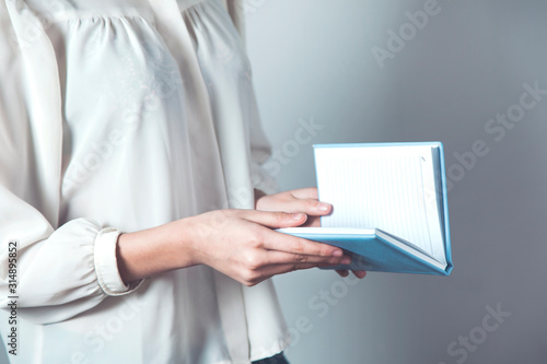 woman hand holding notepad