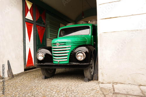 Stary zabytkowy samochód na ulicach Warszawy
