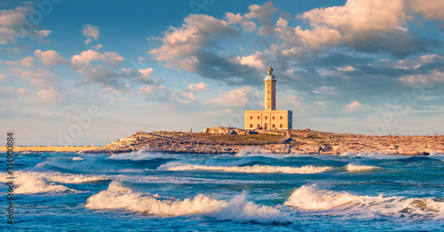 Foto Stormy morning view of lighthouse in Vieste town