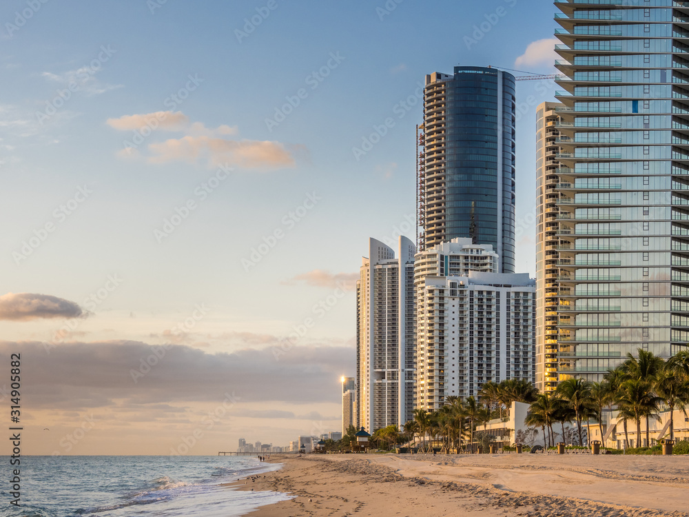 Naklejka premium Panorama miasta Sunny Isles Beach w obszarze Greater Miami, Floryda, USA.