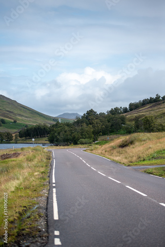 Strada tra le montagne in Scozia