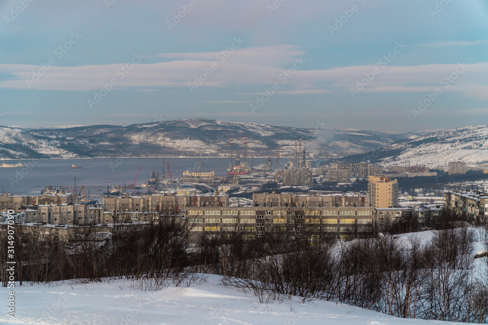 Obraz premium Winter views of the city and the Kola Bay from high hills in the vicinity of Murmansk.