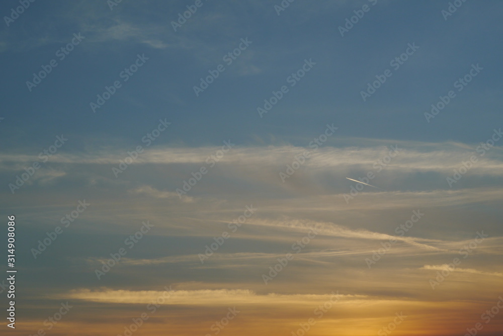 Obraz premium Summer sunset with clouds landscape