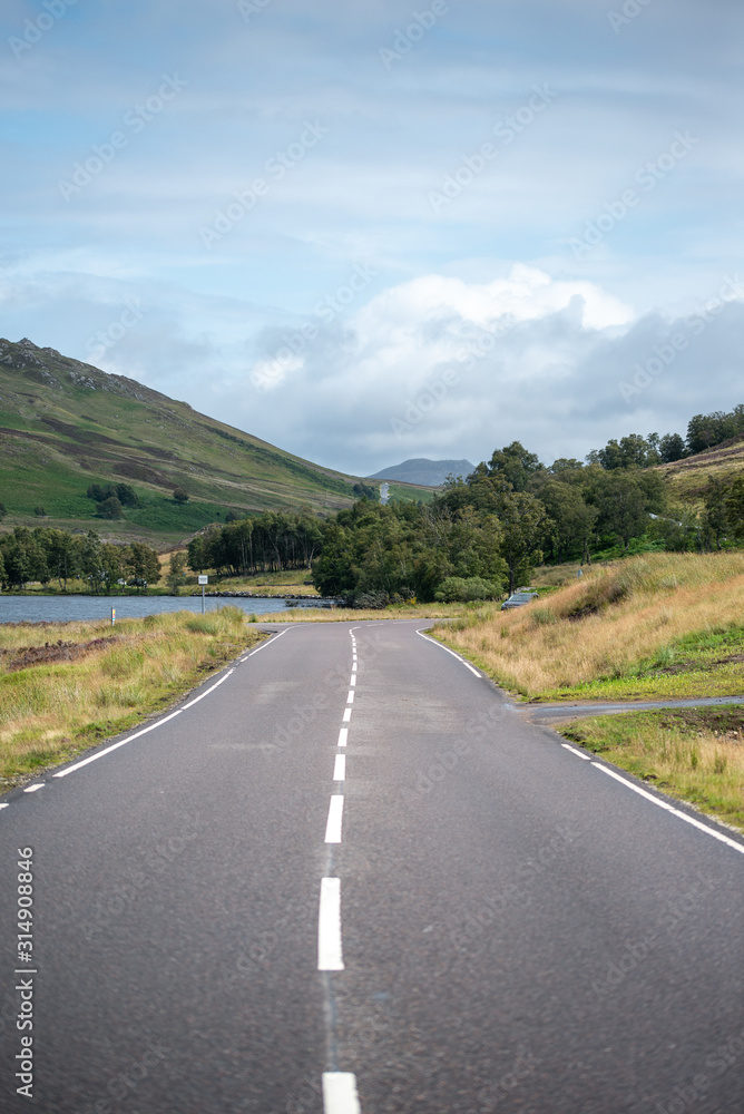 Strada tra le montagne in Scozia