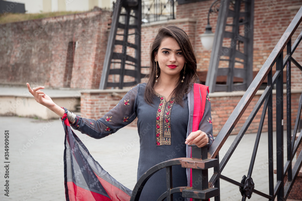 Φωτογραφία An Indian girl stands on the street of the city