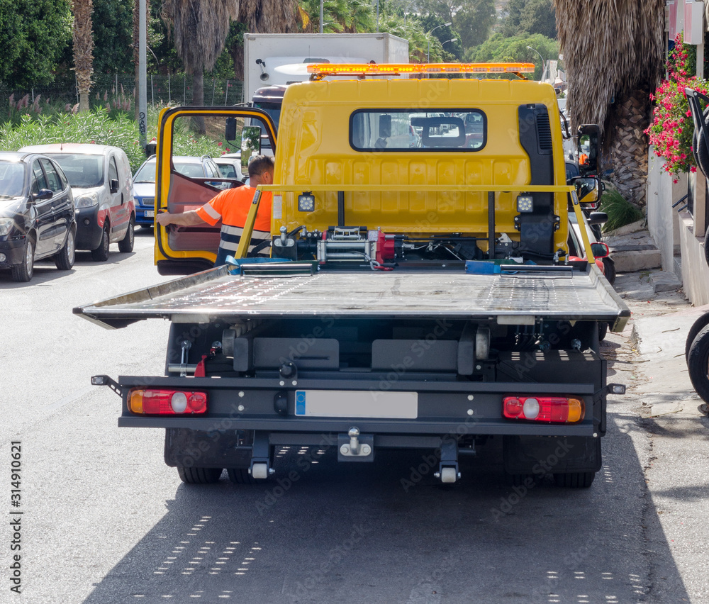 truck service for towing damaged vehicles