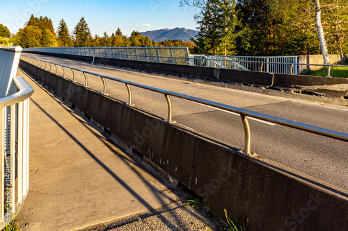 Fahrbahn auf der Echelsbacher Brücke photo