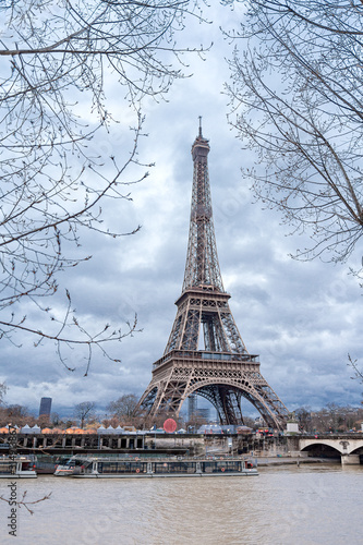 Fototapeta Naklejka Na Ścianę i Meble -  Perfect view of Eiffel tower from the riverside in rainy day