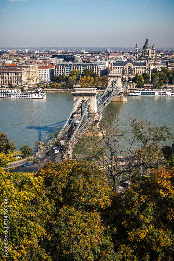 Obraz premium Budapest Chain Bridge and St. Stephans Basilika