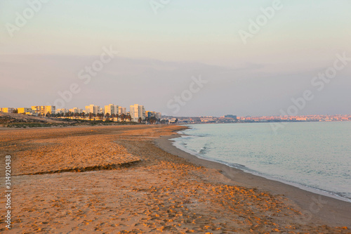 Playa solitaria en Espa  a