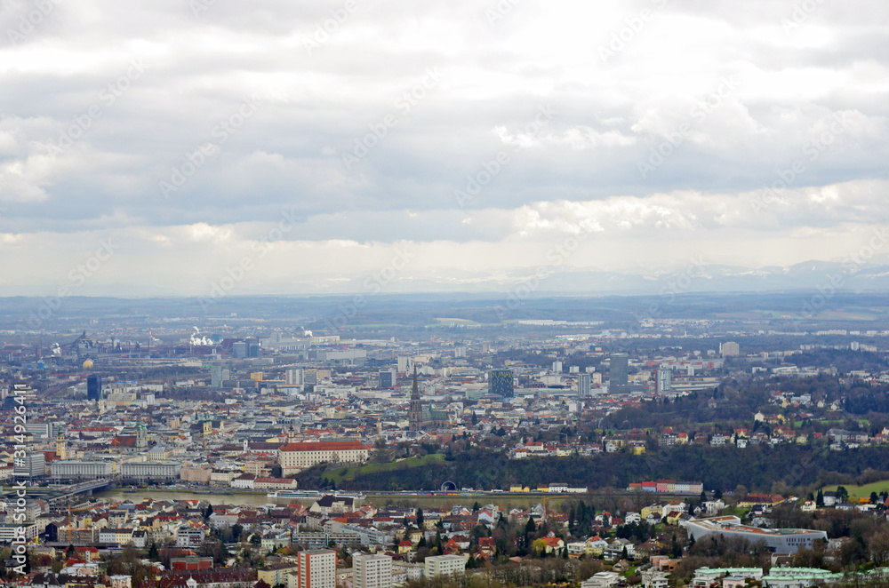 Widok na miasto Linz i rzekę Dunaj