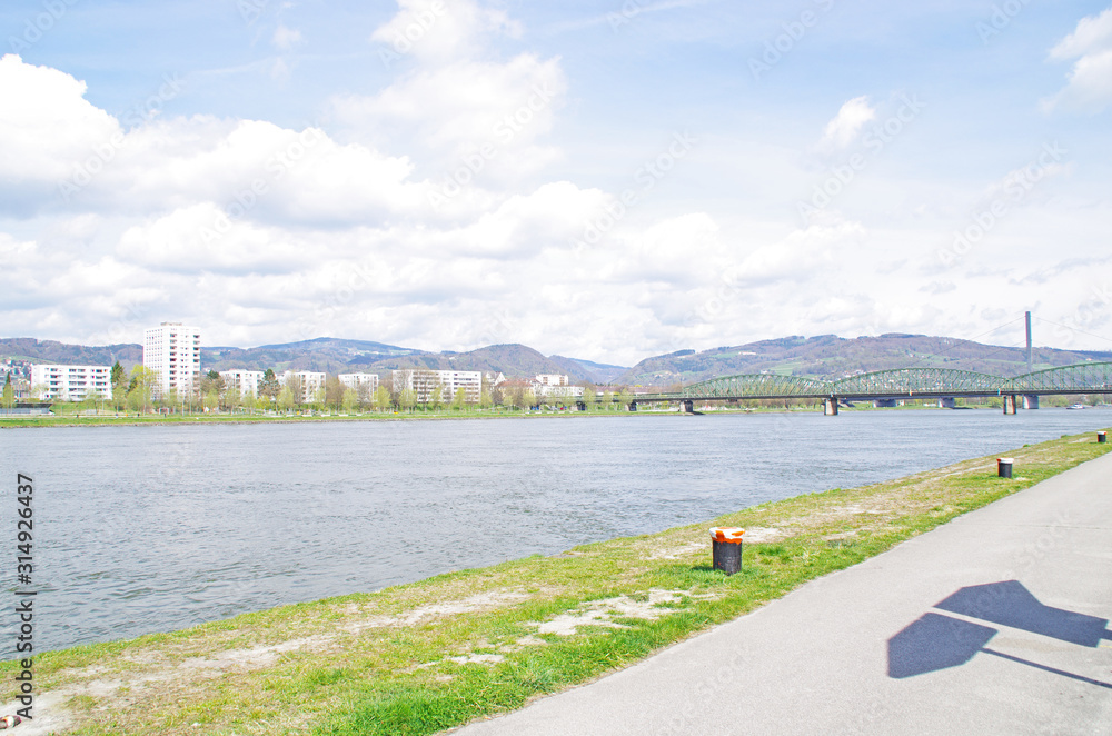 Ścieżka rowerowa w Linzu wzdłuż rzeki Dunaj  - obrazy, fototapety, plakaty 