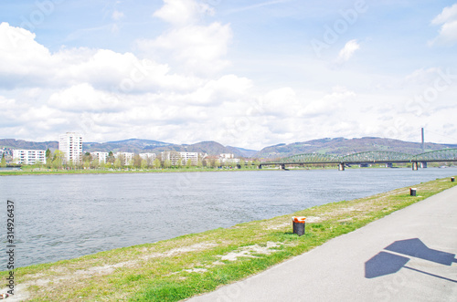 Ścieżka rowerowa w Linzu wzdłuż rzeki Dunaj 