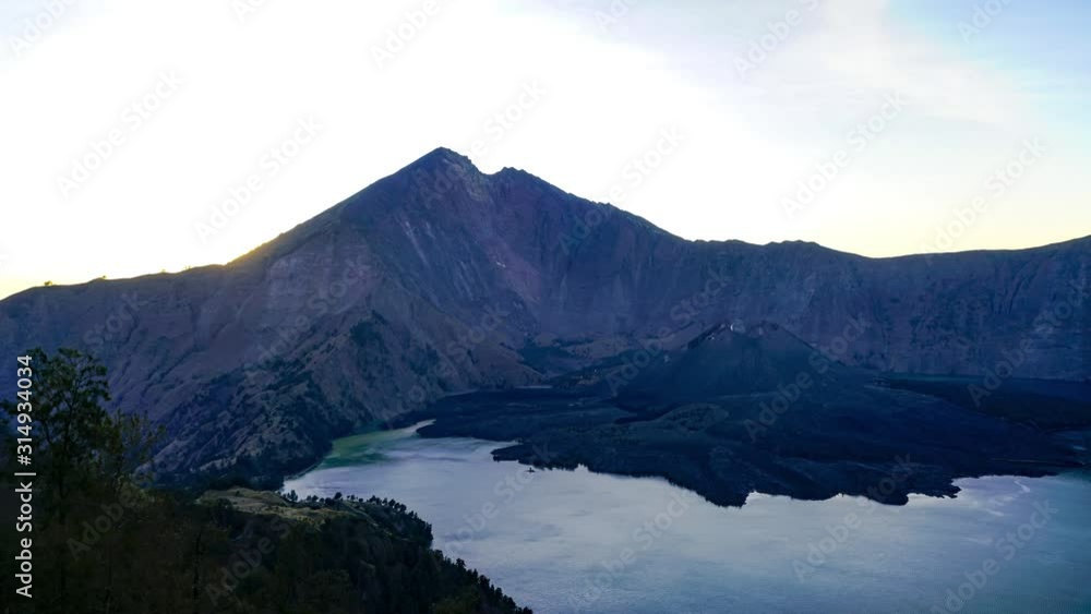 Lever de soleil sur le Volcan Rinjani en Indonésie Timelapse 4k Lever de soleil sur le Volcan Rinjani en Indonésie Timelapse 4k