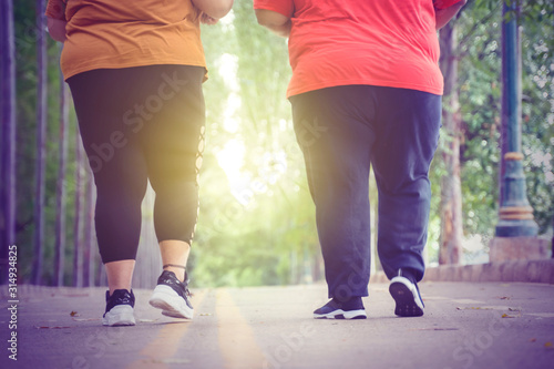 Canvastavla Unidentified legs of fat people jogging at park