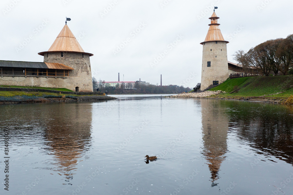 Pskov. Visokaya i Ploskaya bashni