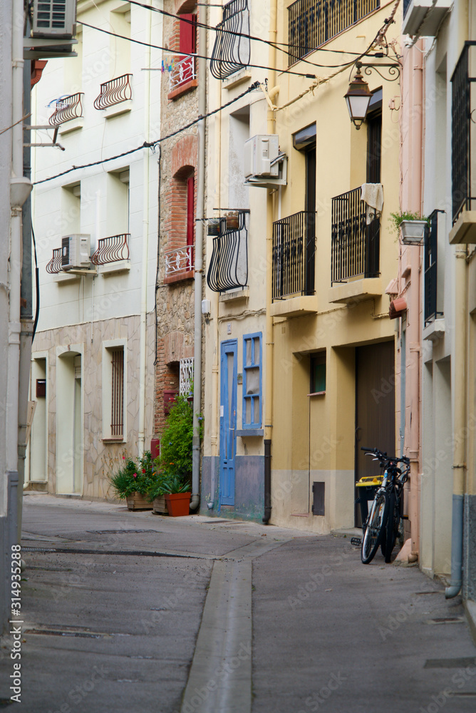 Obraz premium Colored homes of an old city