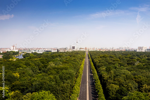Tiergarten Berlin mit Blick auf den Fernsehturm und das Brandenburger Tor