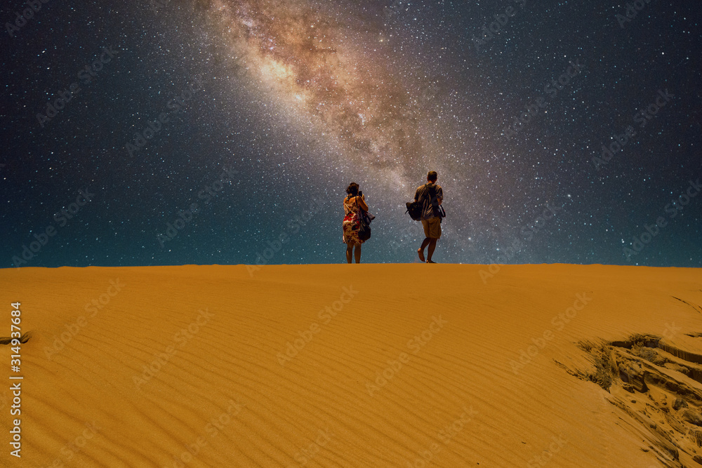 Fototapeta premium A man and a woman at the desert horizon.