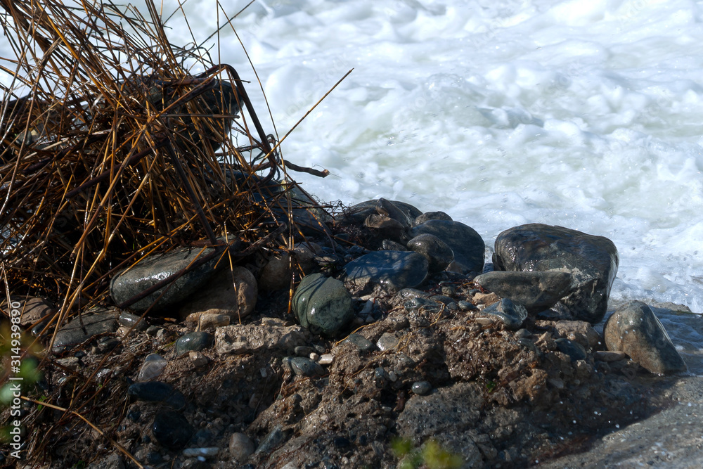Obraz premium Stones on mountain river bank