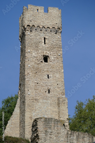 Turm der Ruine der Philippsburg in Monreal / Eifel