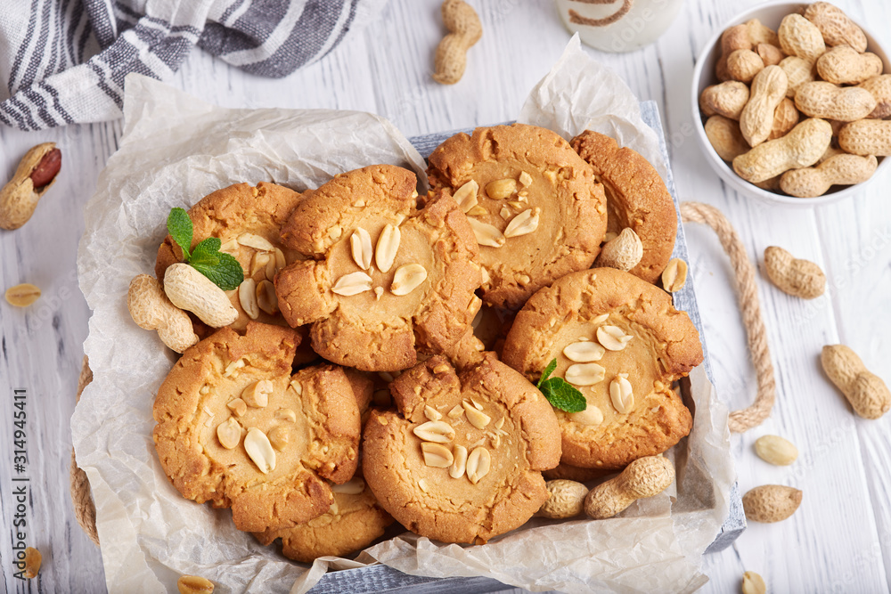 Delicious homemade crispy cookies with peanuts Delicious homemade crispy cookies with peanuts