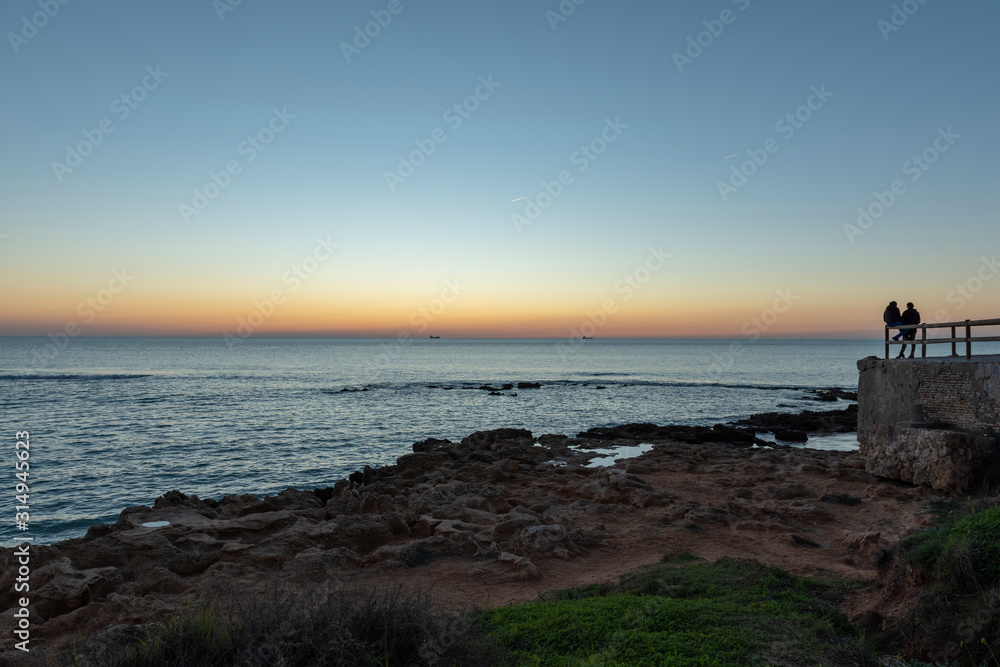 Atardecer en la playa de La Calita ubicada en el Puerto de Santa María, provincia de Cádiz, España.