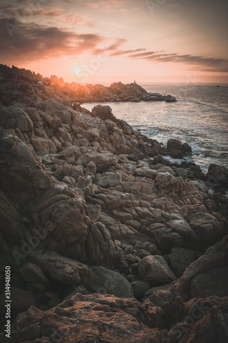 formaciones rocosas costeras al atardecer