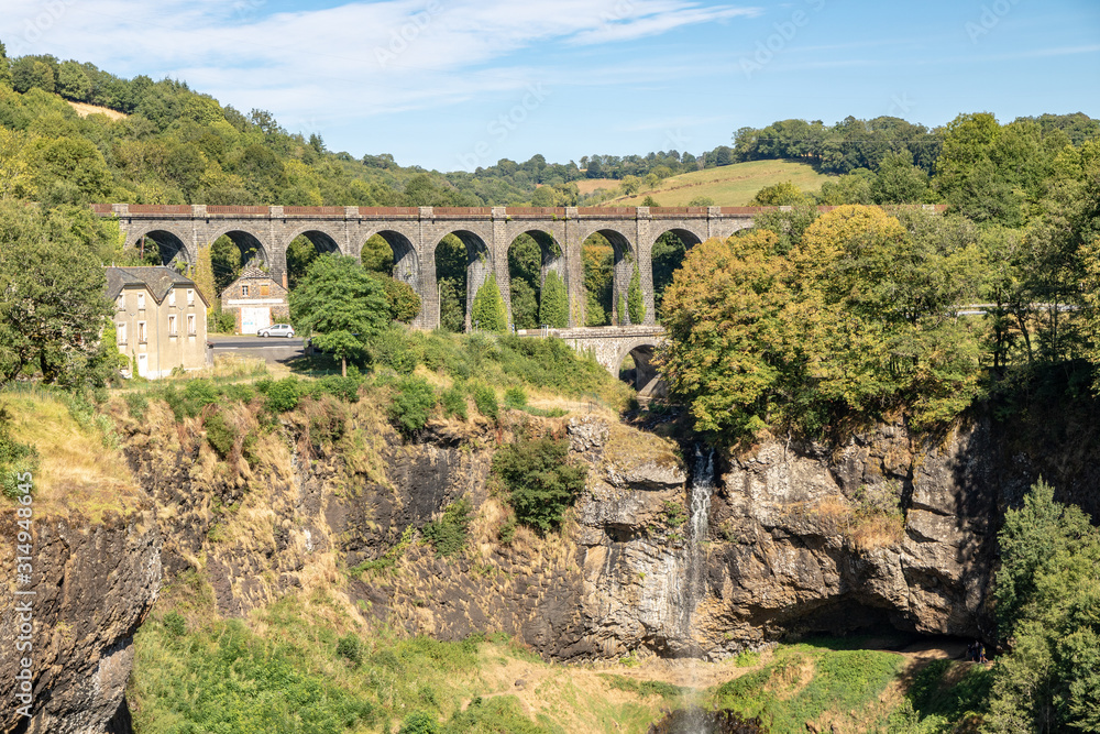 La Cascade de Salins et le viaduc ferroviaire - Cantal La Cascade de Salins et le viaduc ferroviaire - Cantal