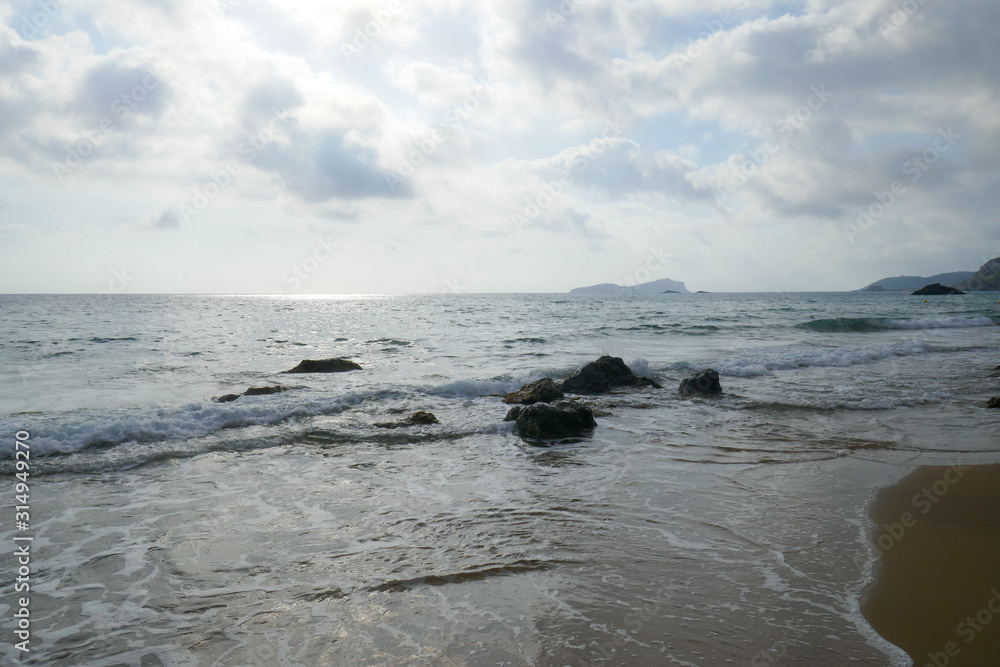 Obraz premium Strand auf Ibiza an einem sonnigen Sommertag