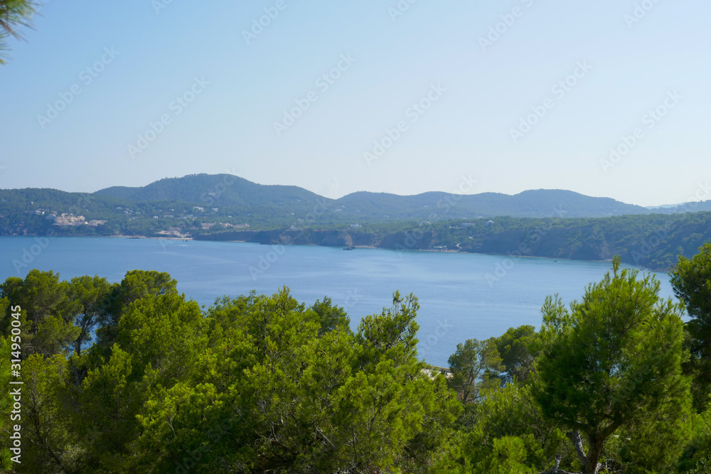 Obraz premium Platja es Figueral und Aguas Blancas, Ibiza, im Sommer