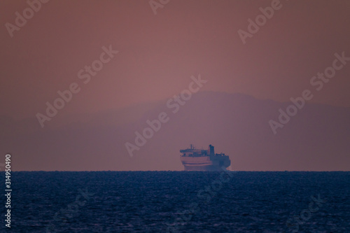 夜明けの水平線のフェリーと遠くの山影DSC0058