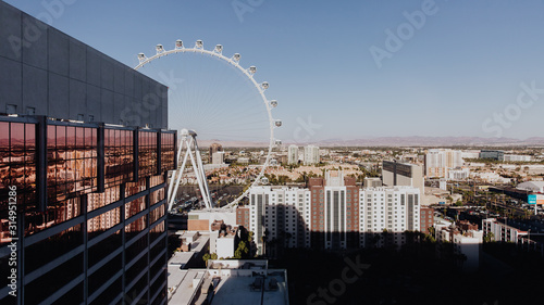 Vue sur la grande roue de Las Vegas et ses building 