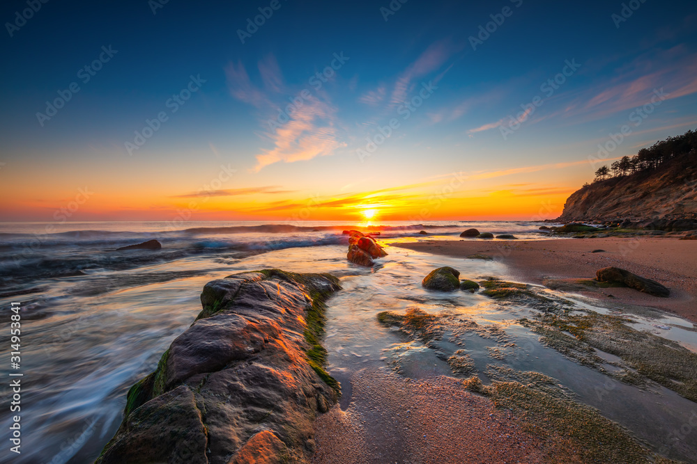 Obraz premium Beautiful sunrise over the sea